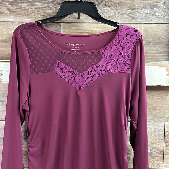 Nine West Women's  Burgundy Lace Stretchy Gathered Sides Top, Size Medium - Picture 3 of 5